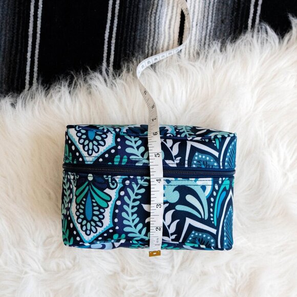 VERA BRADLEY "BLUE ISLAND MEDALLION" UPRIGHT NYLON ZIP AROUND CASE - Picture 6 of 10